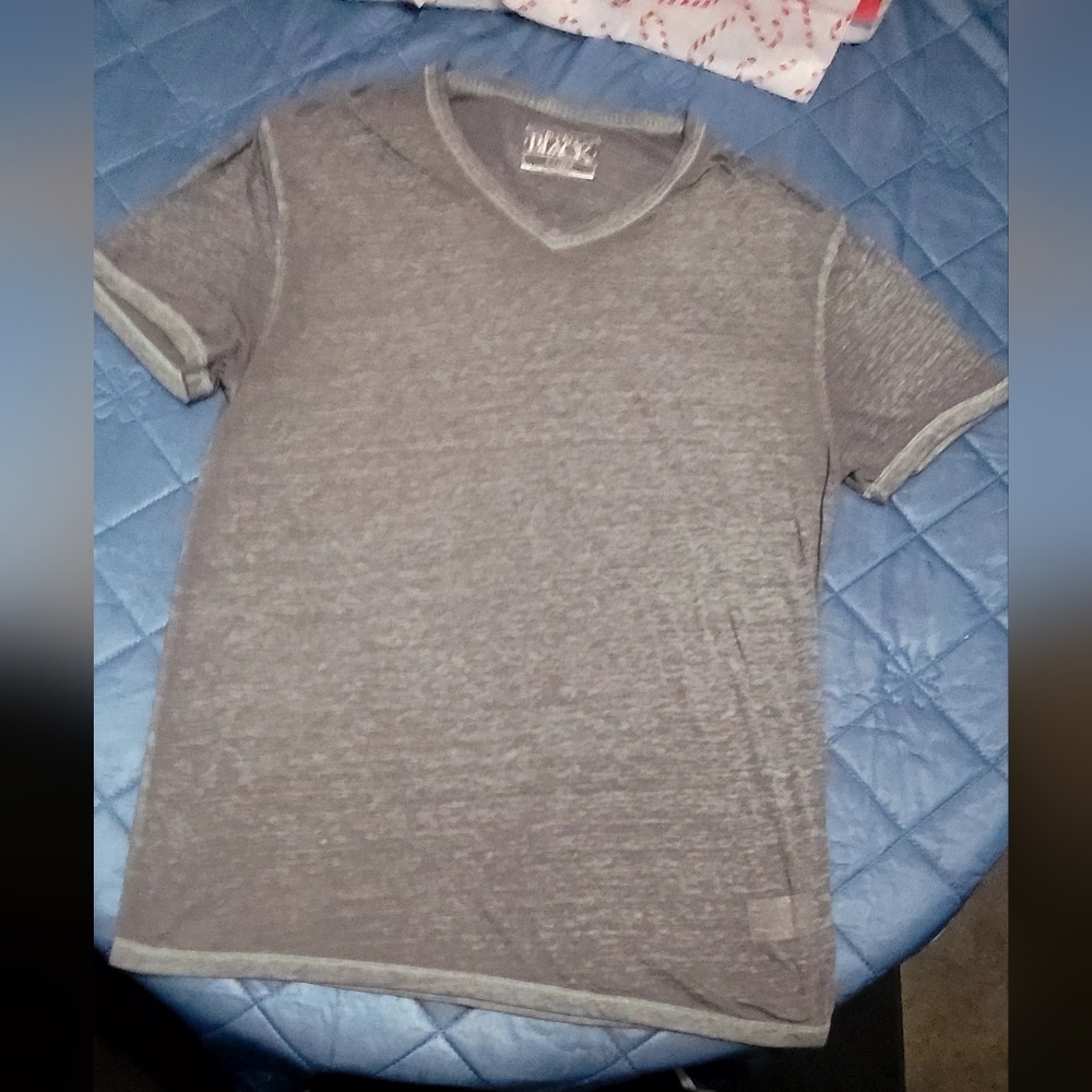 Mens Buckle Black V-neck Tshirt. Gray With Heather Pattern. Size XL - Picture 4 of 10